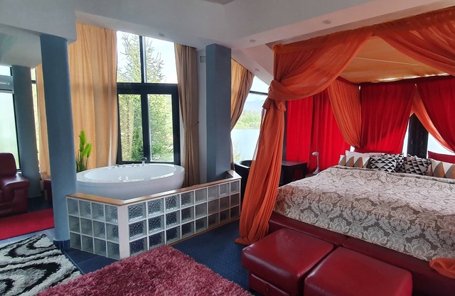 Luxury lake-side French Villa lakefront w/view, hot-tubs