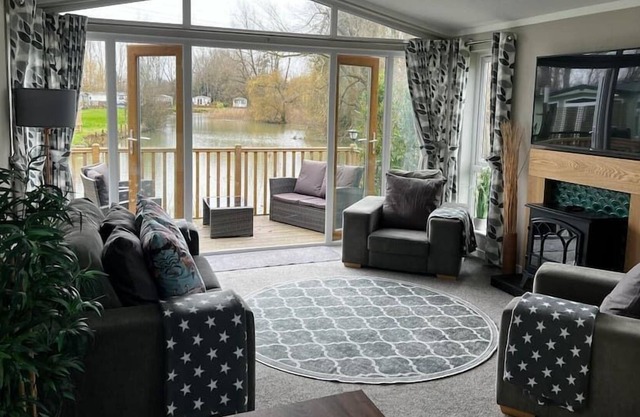 Luxury Lake Side Lodge Sleeps 5, Very Quiet Location