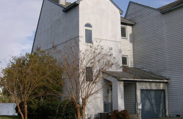 Luxury Lakefront 3-bedroom 3.5-bath Townhome with WiFi in Hampton