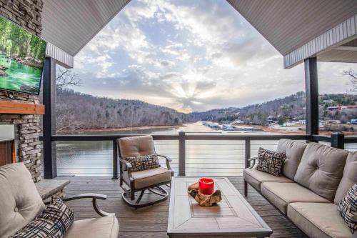 Luxury Lakeside Living at Knot Working on Norris Lake