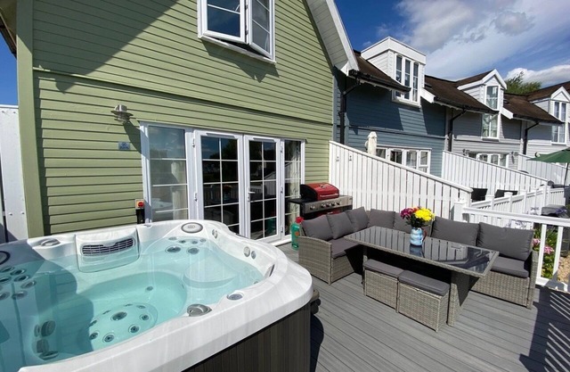 Luxury lakeside lodge with Hot Tub, Kayak and BBQ