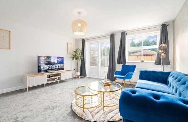 Luxury large home | Parking | Garden | Sleeps 6