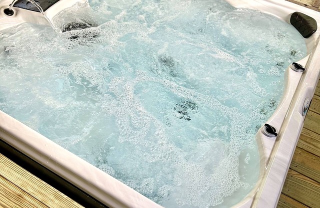 Luxury Living! Relaxing Hot Tub Spa King Suite On Trails In Town WiFi