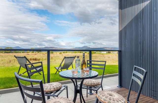 Luxury Lodge with deck, hot tub, mountain views