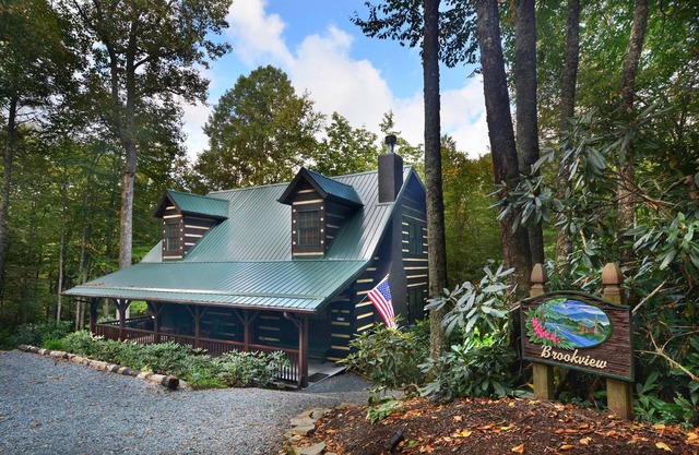 ☆Luxury Log Cabin☆3K/1Q/4 Full-bunks☆Fireplace☆Firepit☆4TVs☆Jacuzzi☆Foosball☆