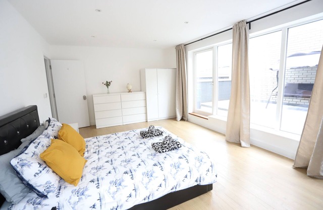 Luxury London Apartment with 5 Bedrooms