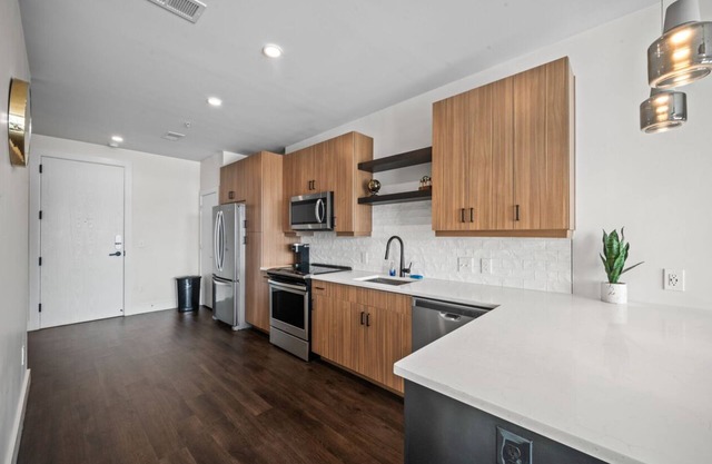luxury low rise apartment located in the heart of Midtown.Perfect for travel