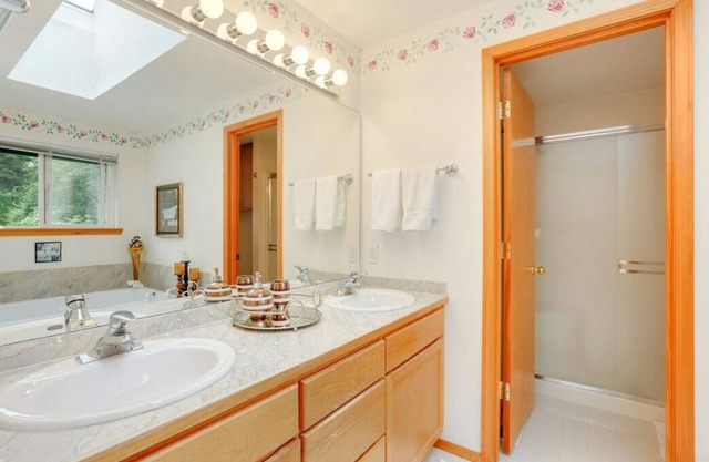 Luxury Master bedroom and private bathroom: jacuzzi/hot tub .