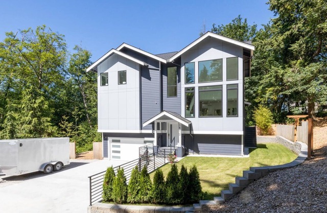 Luxury Modern 5 bedroom home 9 beds Near Boeing, Seattle Paine Field