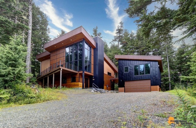 Luxury Modern Mountain Home 1/2 mile from Ski Resort