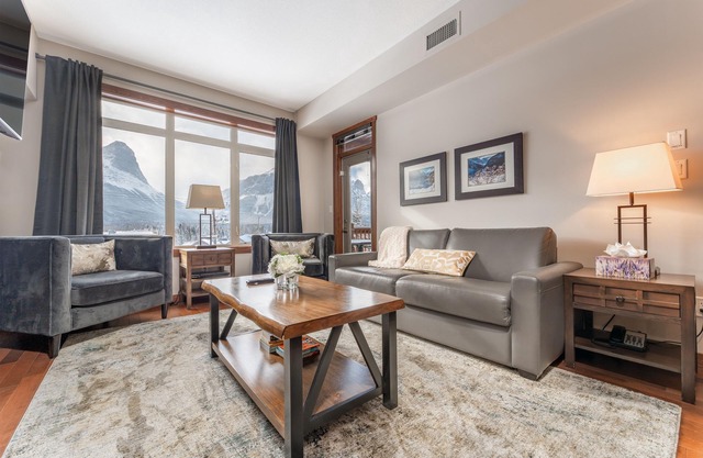 Luxury Mountain View Condo - 2 King beds/Hot Tub/Pool