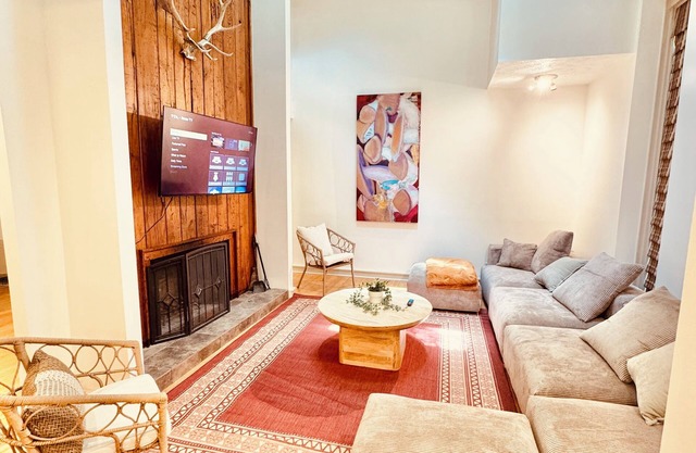 Luxury Mountain View Treehouse w Pool , View, Pool Table, 7 bedrooms