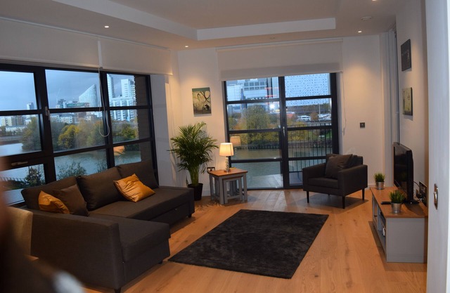 Luxury New and Spacious 3 Bedroom, 2 Bathroom, Riverside Apt, Canary Wharf, E14