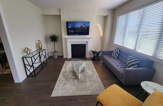 Luxury Niagara Retreat ,15 min drive to Niagara Falls, 4 bdrms, sleeps up to 9