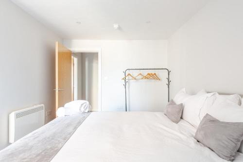 Luxury Oasis by LVP Apartments - Central 1-Bed with Sofa Bed, Sleeps 4