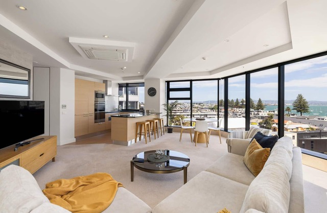 Luxury Ocean Views - Heated Pool, Main Beach & Gym