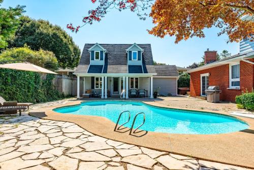 Luxury Old Town Winter Retreat- Hot Tub and Games