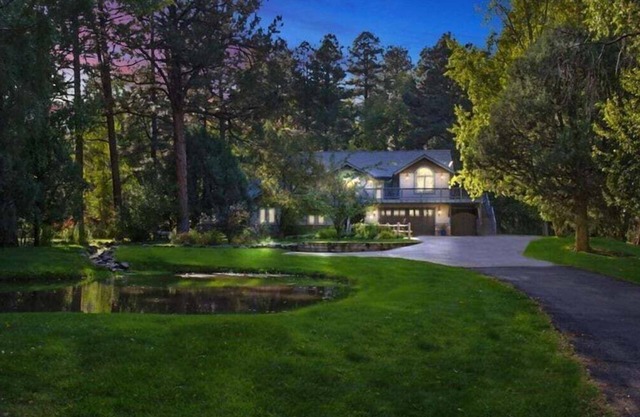 Luxury on the River, Spacious Home Nestled in the Woods w/Private Hot Tub, Yard