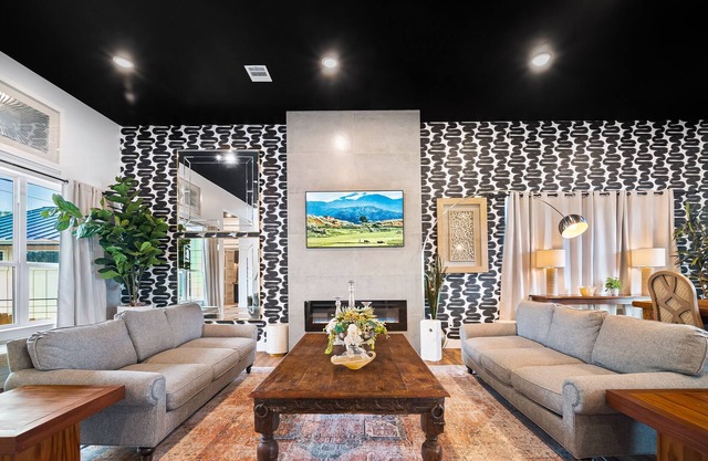 Luxury On The Water: Pool, Hot Tub, Games, Sleeps 20, Two Homes