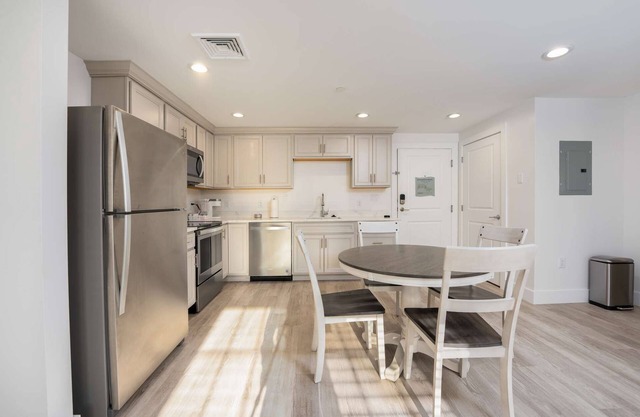 Luxury One Bedroom Condo (650S.F.)