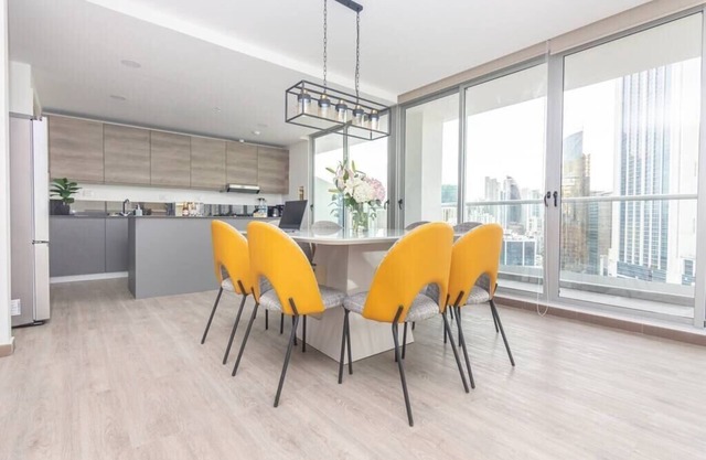 Luxury penthouse 3 BR apt free parking