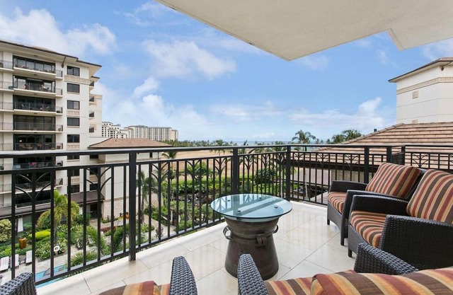 Luxury Poolside Oceanview OT512 Ko Olina Beach Villa 2BR 2BA &Free Parking Private Lanai Steps to Lagoon & Disney Aulani