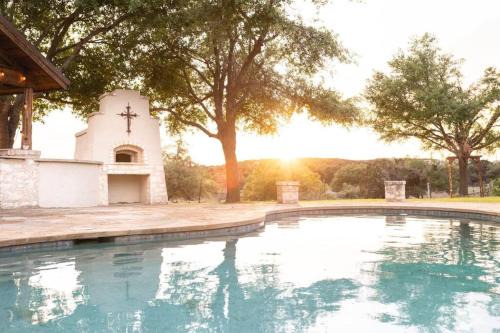 Luxury Ranch Retreat Pickleball & Pool, Sleeps 18
