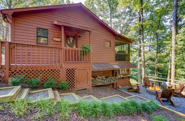 Luxury Retreat Overlooking the 11th Tee at Whitepath Golf Course in Ellijay