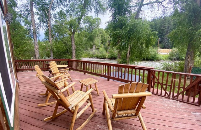 Luxury Riverfront Home! Take 3 Nights Get 4th Night Free!
