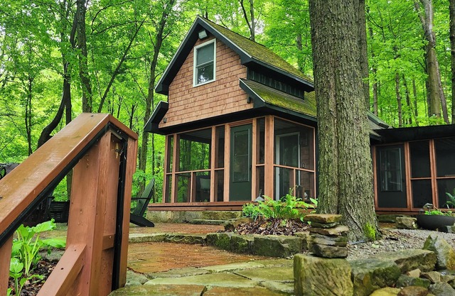 Luxury Romantic Retreat w/Hot Tub, Cabin in Woods, Perfect for Special Occasion