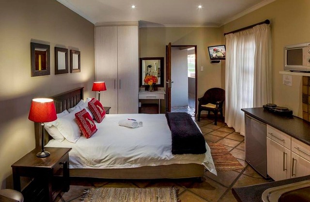 Luxury Room, double Bed and Sleeper Couch max 4 guests, near Port Elizabeth