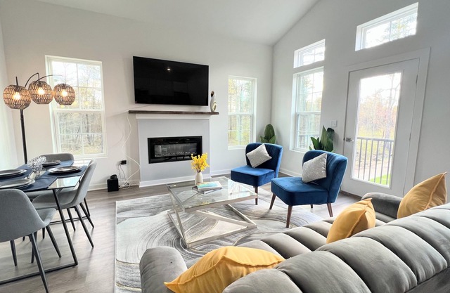 Luxury Saratoga Apt w King Suite