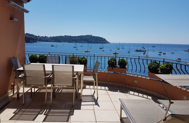 Luxury Sea-fronted Apartment with Large South Facing Terrace