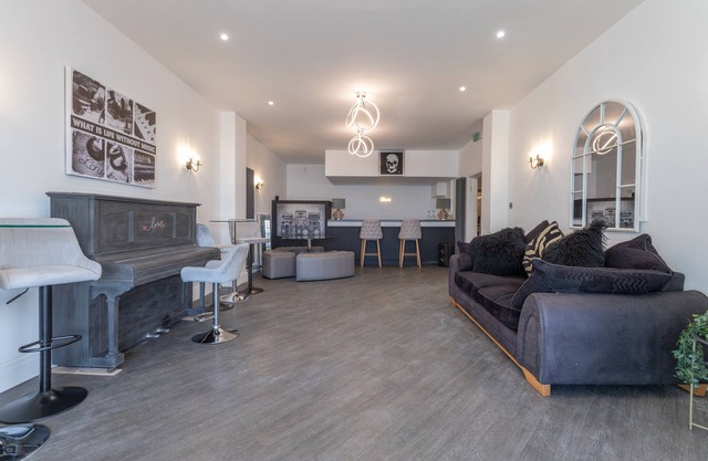 Luxury Seafront Living for groups accommodating up-to 32 people!