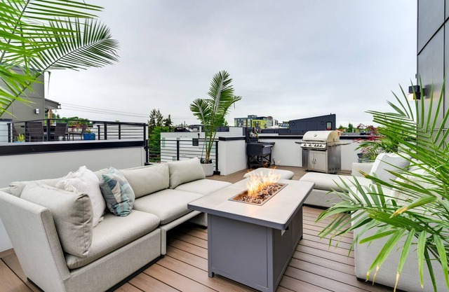 Luxury Seattle Home w/Rooftop Deck + Fire Pit!