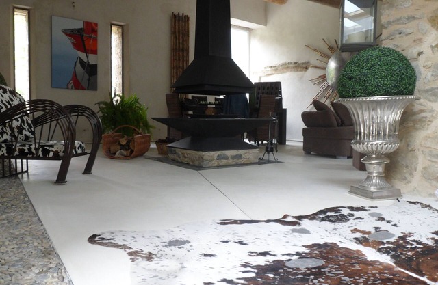 LUXURY SHEEPFOLD AT THE FOOT OF VENTOUX WITH REFINED AND ORIGINAL DECORATION