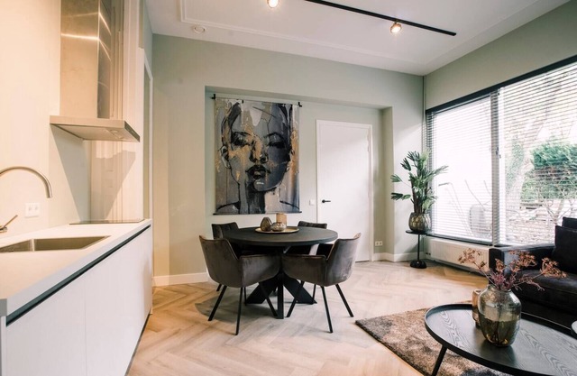Luxury space with fast WiFi, 40m² herringbone floors, and ensuite rain shower for 4.