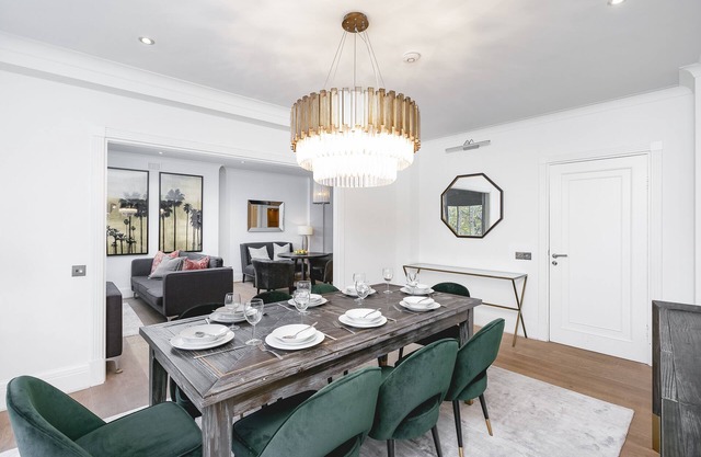 ' Luxury & Spacious AirCondisioned 4 Bed 4 Bath Apartment '