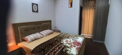 Luxury & Spacious Apartment , Shopping Mall & Gym at Premises, 2 minute away from Zoo