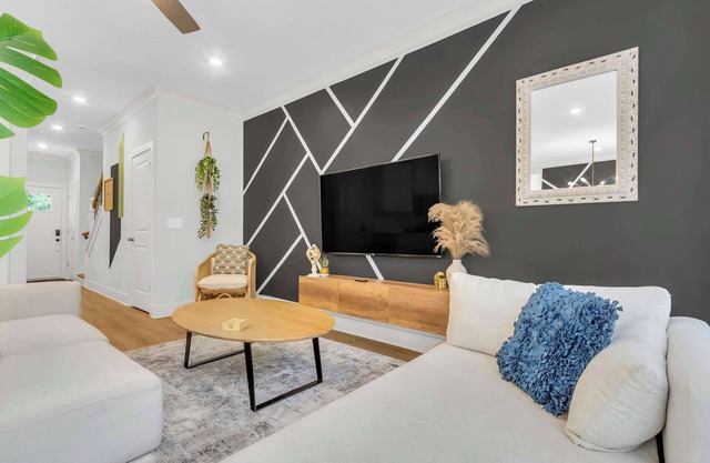 Luxury Stay 2 min to Downtown, King Beds BRAND NEW