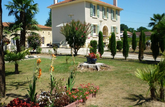 Luxury Stone Cottage & Large Heated Saltwater Swimming Pool in beautiful area
