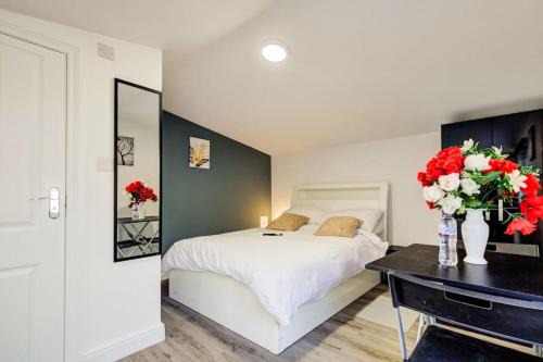 Luxury Studio Cabin - Central Location - Parking
