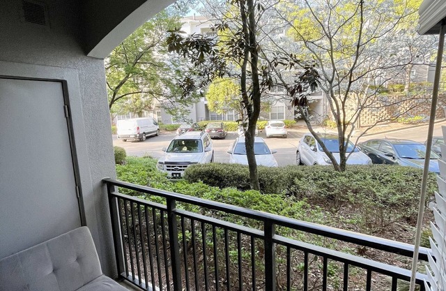 Luxury Suite By Train,Parks,Downtown,Southern Cuisine & Celebrity hangouts