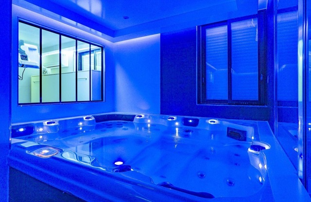 Luxury Suite Jacuzzi Sauna