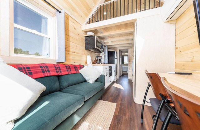 Luxury Tiny Home/Base Camp to Ouray, Telluride/2 Queen beds, 1 twin bed/Washer & Dryer/Smart TV/Hot Tub Access/Patio w/Mountain Views/Fire Pit/11 mi to Airport