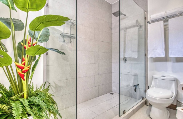 Luxury Townhouse/8p Max/Close to Airport & Medical Facilities/Pool & Fitness