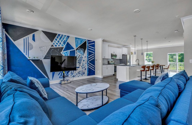 Luxury townhouse close to beaches, restaurants & shopping