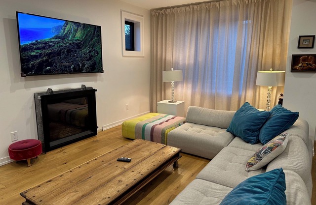 Luxury Trinity Bellwoods, 4 bedroom, 3 bath House beside the hippest park in TO.