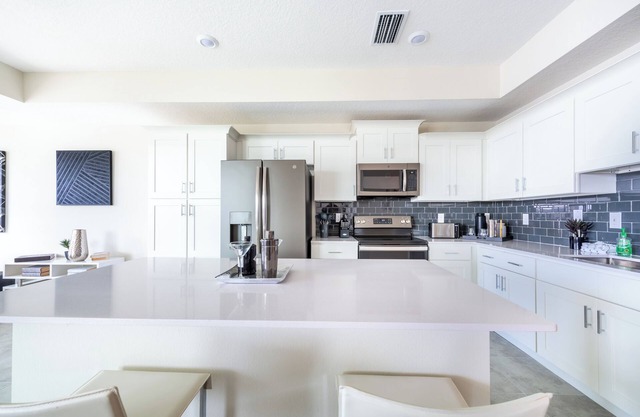 Luxury Vacation 2BR/2BA Condo Near Theme Parks and Shopping – Immaculately Clean