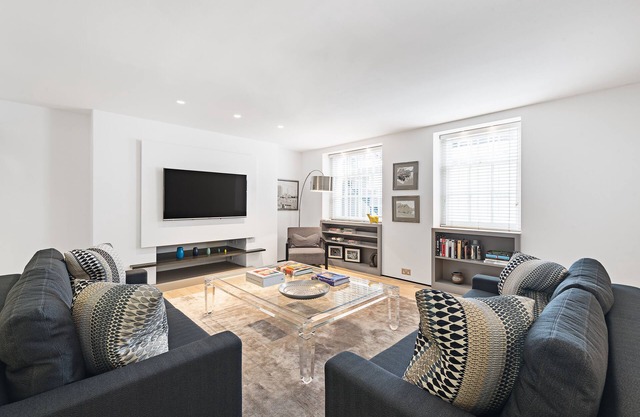 LUXURY VERY LARGE ONE BEDROOM HEART OF KNIGHTSBRIDGE